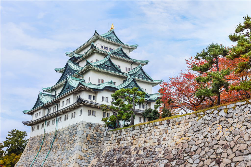 有人说 东京是日本的脸面京都是日本的心脏 那么名古屋 应该算是日本的灵魂 德川家康 织田信长 丰臣秀吉的故事在这座城中流传 每当樱花飘落时 似乎仍可以在名古屋城中 窥见过去那波澜壮阔的往事 Top 1 名古屋3日美食观光之旅 追溯