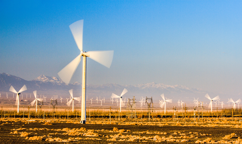 01 新疆国际大巴扎  达坂城风力发电站是全国最大的风能基地,广袤的